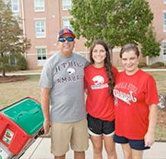 Jaguar Student 和 父母 on move-in day